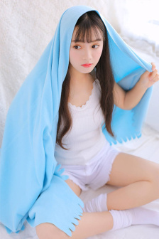 公咬着小娇乳H边走边欢视频